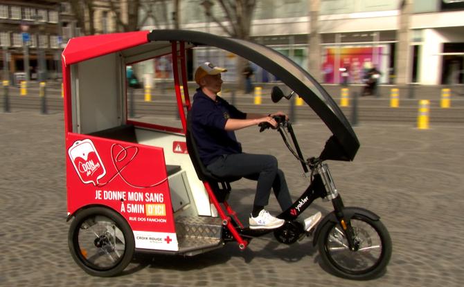 En tuk-tuk pour donner son sang à Liège