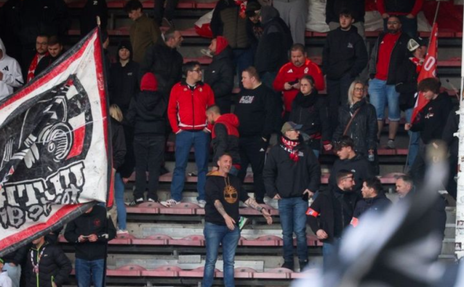Feux de Bengale et fumigènes découverts sous les sièges des supporters du Standard