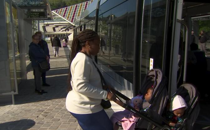 Les usagers découvrent le tram