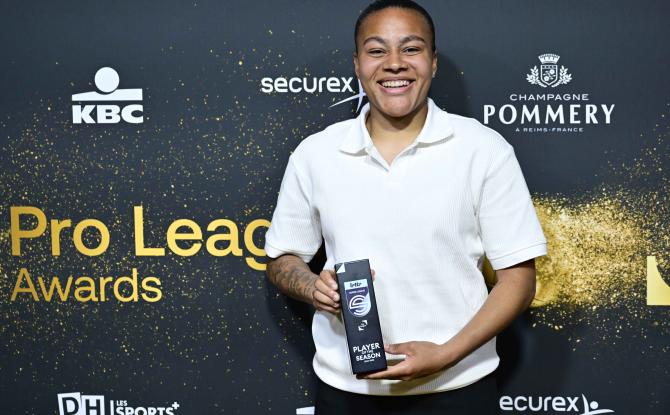 Mariam Toloba quitte le Standard avec un trophée: "Toutes les portes sont encore ouvertes"