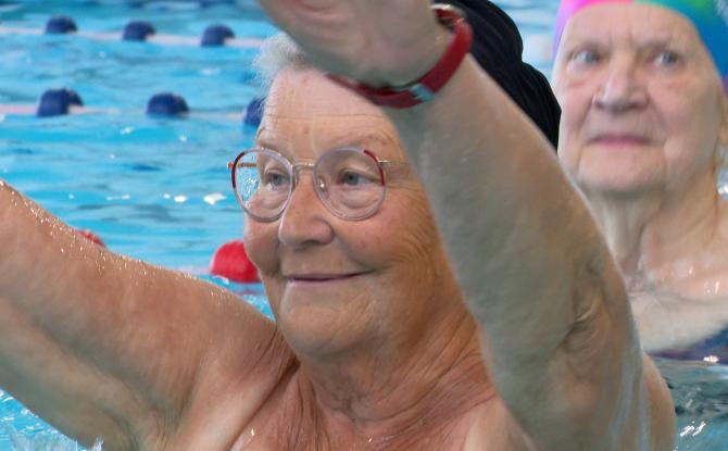 Les sports aquatiques, activités idéales pour les aînés