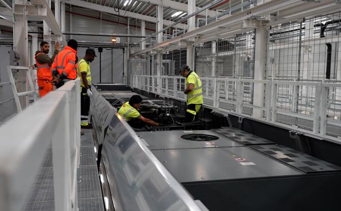 Tram en commun S7#35 : une nuit à la maintenance, entre nettoyage et réparations