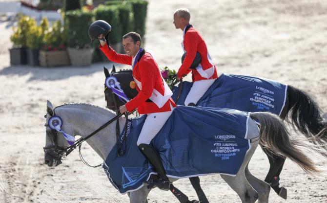 Grégory Wathelet sur la 2e marche du podium avec l'équipe belge à Aix-la-Chapelle