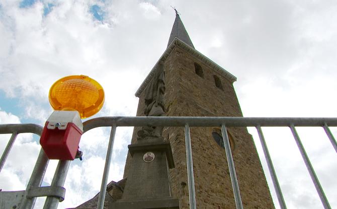 Chutes d'ardoises à l'église de Verlaine