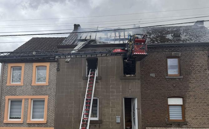 Important incendie à Gîves : deux maisons détruites, une famille nombreuse relogée d’urgence
