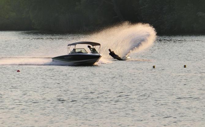 Algue bleue : le championnat du monde de ski nautique reporté à vendredi