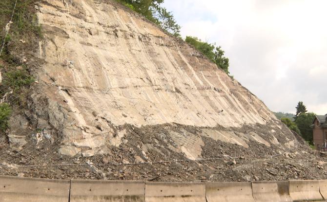 Ouffet: la N623 obstruée depuis 5 ans à cause des chutes de schiste